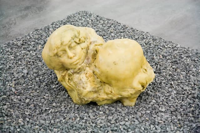 Alina Szapocznikow rzeźby: odkryj emocje i znaczenie jej twórczości Alina Szapocznikow rzeźby: odkryj emocje i znaczenie jej twórczości