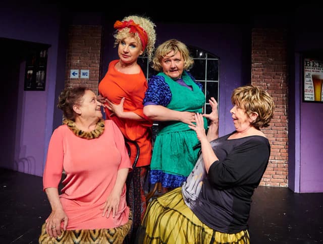 Menopauza spektakl: Jak humor pomaga przetrwać trudne chwile Menopauza spektakl: Jak humor pomaga przetrwać trudne chwile