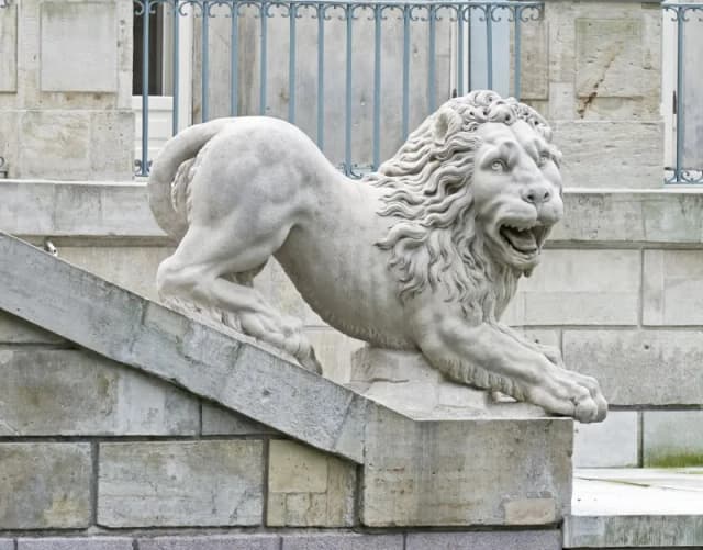 Rzeźby w Łazienkach Królewskich: Odkryj ich niezwykłe historie Rzeźby w Łazienkach Królewskich: Odkryj ich niezwykłe historie