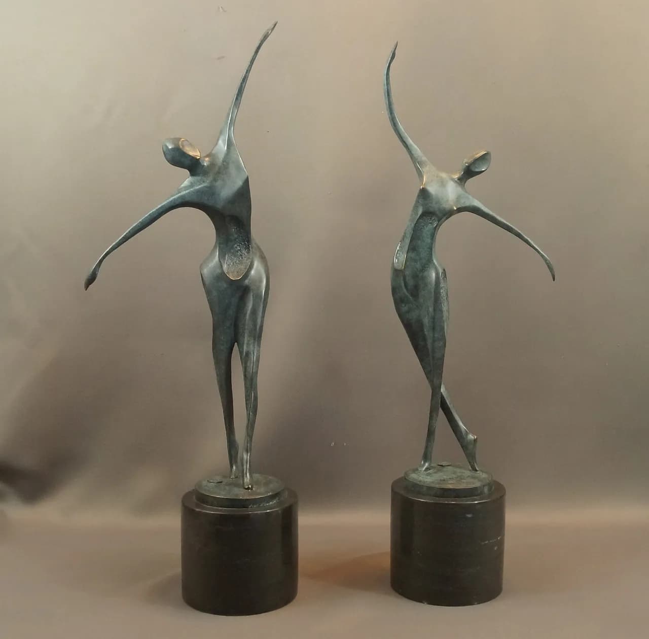 Sztuka nowoczesna rzeźby: jak materiały kształtują współczesne formy Sztuka nowoczesna rzeźby: jak materiały kształtują współczesne formy