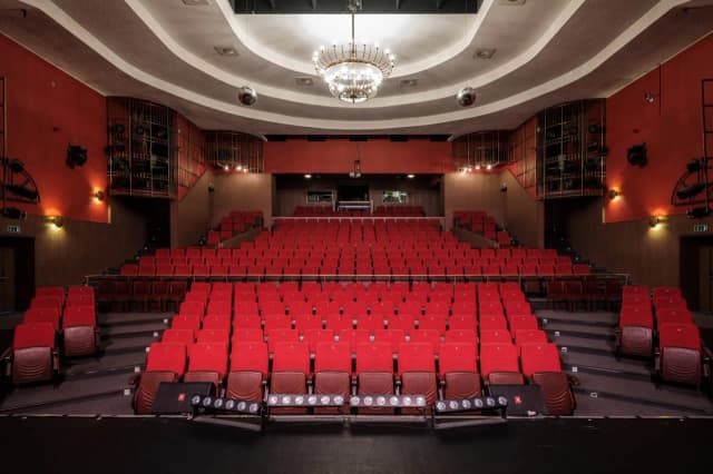 Teatr Rampa: Poznaj historię i repertuar, który zachwyca widzów Teatr Rampa: Poznaj historię i repertuar, który zachwyca widzów