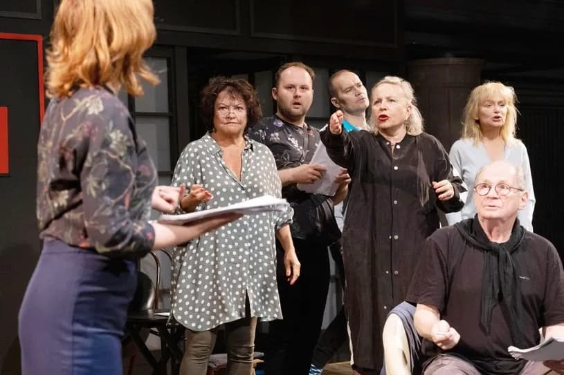 Wspólnota mieszkaniowa teatr: satyra na współczesne społeczeństwo i jego wady Wspólnota mieszkaniowa teatr: satyra na współczesne społeczeństwo i jego wady