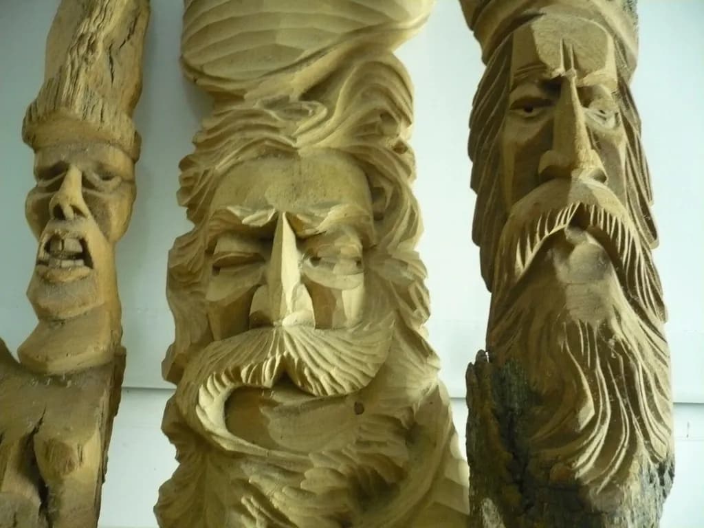 Rzeźby z drewna góralskie: Odkryj ich niezwykłe piękno i znaczenie Rzeźby z drewna góralskie: Odkryj ich niezwykłe piękno i znaczenie