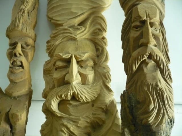 Rzeźby z drewna góralskie: Odkryj ich niezwykłe piękno i znaczenie Rzeźby z drewna góralskie: Odkryj ich niezwykłe piękno i znaczenie