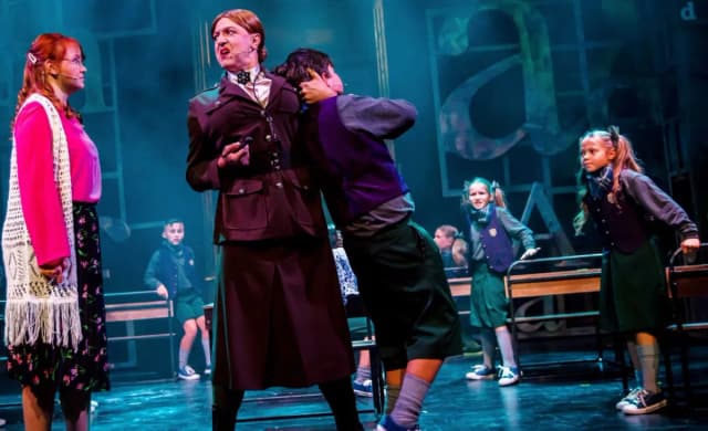 Teatr Syrena Matylda - emocjonujący musical, który zachwyca widzów Teatr Syrena Matylda - emocjonujący musical, który zachwyca widzów