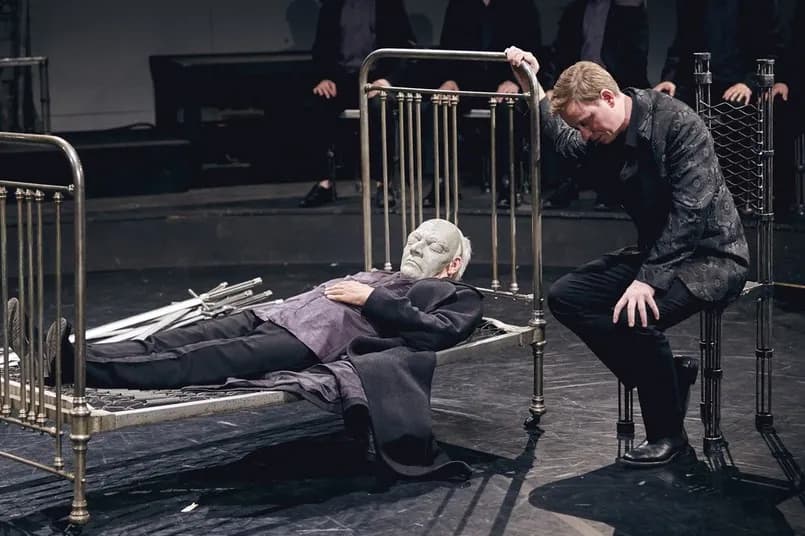 Hamlet spektakl w Warszawie: nowa inscenizacja, która zachwyca Hamlet spektakl w Warszawie: nowa inscenizacja, która zachwyca
