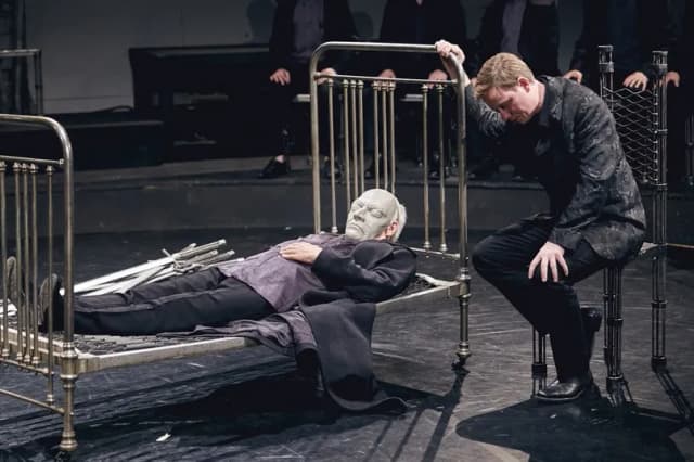 Hamlet spektakl w Warszawie: nowa inscenizacja, która zachwyca Hamlet spektakl w Warszawie: nowa inscenizacja, która zachwyca