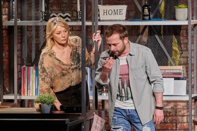 Dobrze się kłamie spektakl w Warszawie - nie przegap najbliższych dat Dobrze się kłamie spektakl w Warszawie - nie przegap najbliższych dat