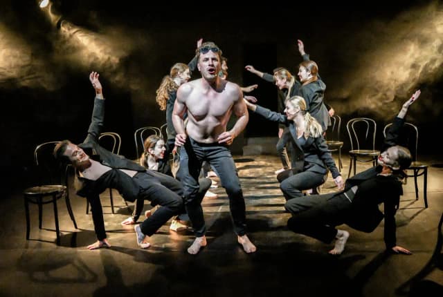 A planety szaleją spektakl - emocjonalne przeżycia i recenzje A planety szaleją spektakl - emocjonalne przeżycia i recenzje