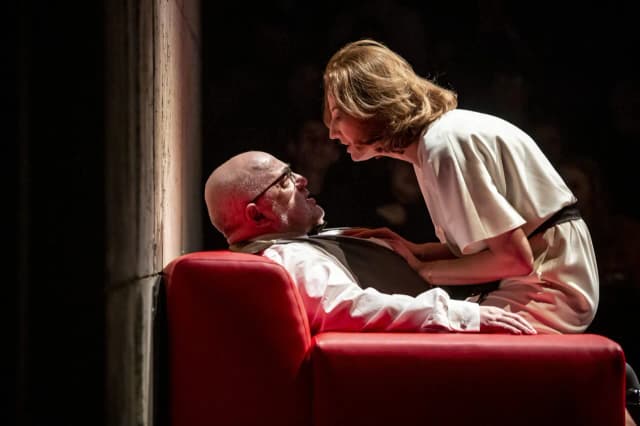 Spektakl inteligenci - emocjonalna podróż przez współczesne problemy społeczne Spektakl inteligenci - emocjonalna podróż przez współczesne problemy społeczne