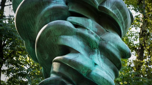 Rzeźba przestrzenna: zrozumienie jej znaczenia i interakcji z przestrzenią Rzeźba przestrzenna: zrozumienie jej znaczenia i interakcji z przestrzenią