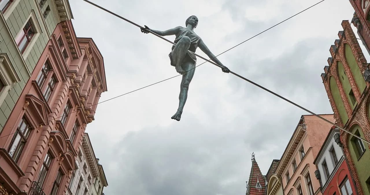 Kędziora rzeźby: niezwykłe dzieła balansujące na granicy sztuki i fizyki Kędziora rzeźby: niezwykłe dzieła balansujące na granicy sztuki i fizyki