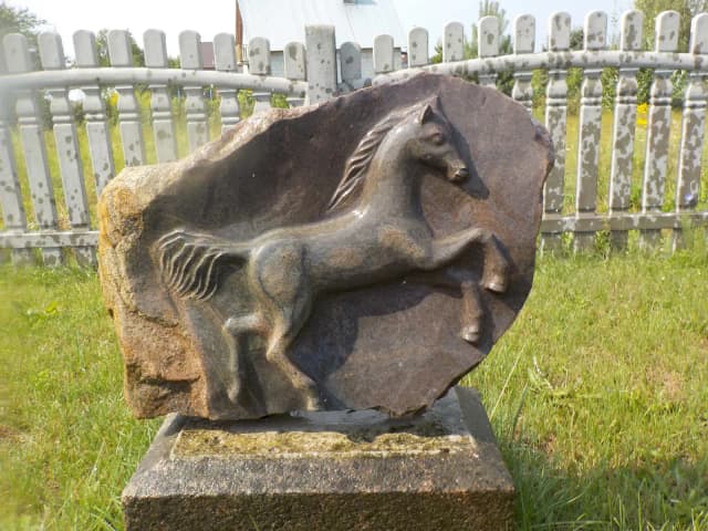 Rzeźba w kamieniu: techniki, materiały i inspiracje artystyczne Rzeźba w kamieniu: techniki, materiały i inspiracje artystyczne