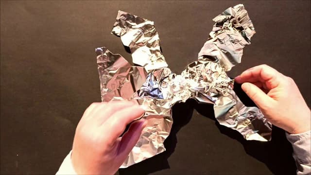 Twórz niesamowite rzeźby z folii aluminiowej - techniki i pomysły dla każdego Twórz niesamowite rzeźby z folii aluminiowej - techniki i pomysły dla każdego