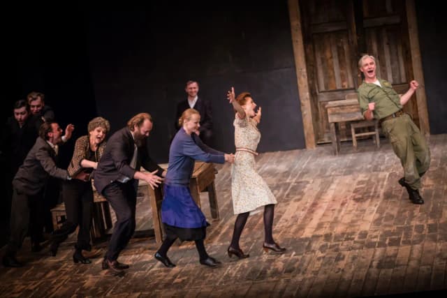 Nasza klasa spektakl - emocjonująca opowieść o przyjaźni i historii Nasza klasa spektakl - emocjonująca opowieść o przyjaźni i historii