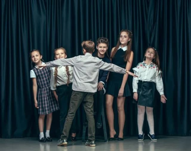 Cele wycieczki do teatru: jak wzbogacają edukację i rozwijają empatię Cele wycieczki do teatru: jak wzbogacają edukację i rozwijają empatię
