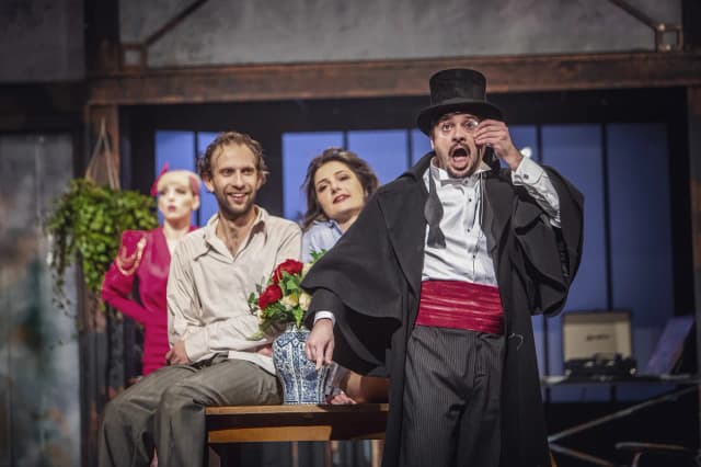 Czarna komedia spektakl w Warszawie - zaskakujące zwroty akcji i obsada Czarna komedia spektakl w Warszawie - zaskakujące zwroty akcji i obsada