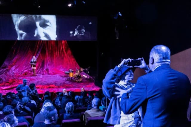 Społeczeństwo spektaklu: jak Debord ujawnia iluzję współczesności Społeczeństwo spektaklu: jak Debord ujawnia iluzję współczesności