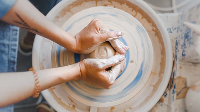 Rzeźba ceramika: Odkryj techniki i unikalne dzieła sztuki Rzeźba ceramika: Odkryj techniki i unikalne dzieła sztuki