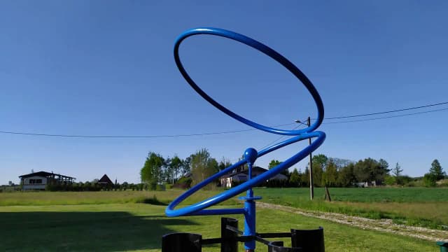 Ruchoma rzeźba: jak ożywić przestrzeń sztuką i emocjami Ruchoma rzeźba: jak ożywić przestrzeń sztuką i emocjami