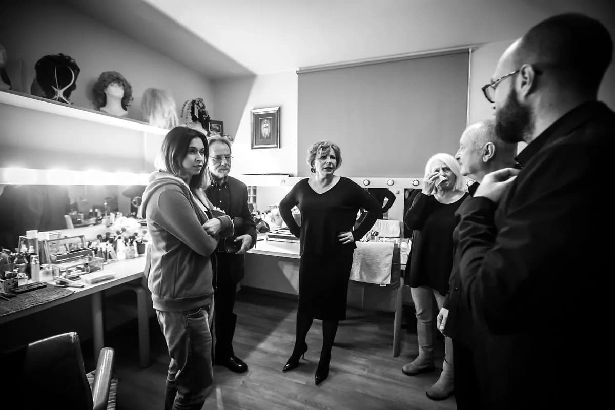 Biała bluzka spektakl – emocjonalna opowieść o miłości i historii Biała bluzka spektakl – emocjonalna opowieść o miłości i historii