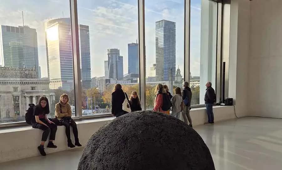 Wystawa sztuki nowoczesnej w Warszawie: odkryj różnorodność sztuki Wystawa sztuki nowoczesnej w Warszawie: odkryj różnorodność sztuki